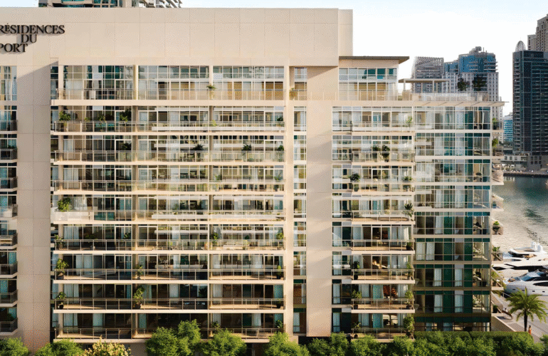 Dubai Marina skyline behind Résidences Du Port